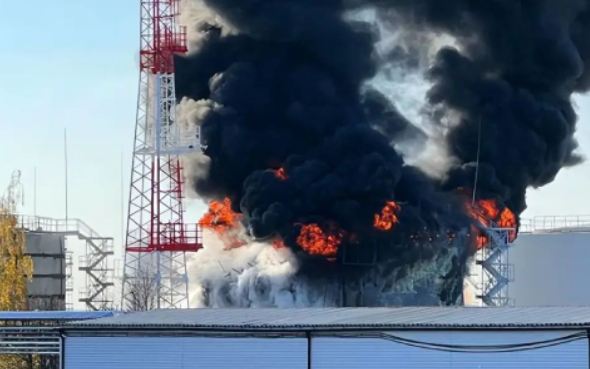 雷電預(yù)警系統(tǒng)助力油庫(kù)安全：解決油庫(kù)雷擊火災(zāi)隱患