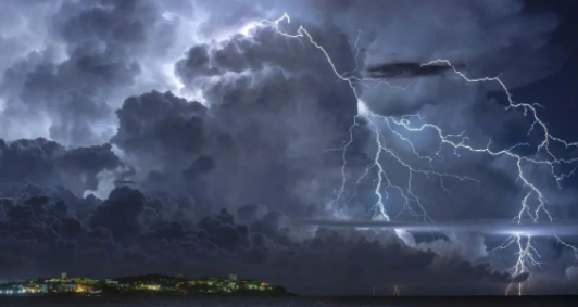 雷電預(yù)警系統(tǒng)助力油庫(kù)安全：解決油庫(kù)雷擊火災(zāi)隱患